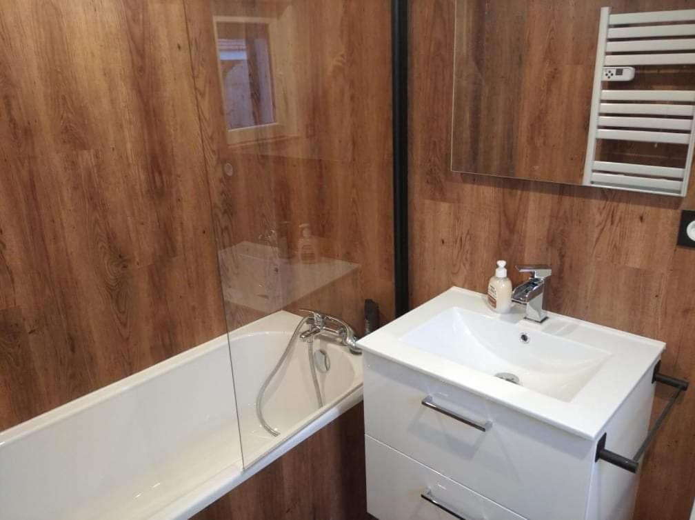 Sejour Au Jardin De Cupidon Avec Jacuzzi Et Sauna Balbigny ภายนอก รูปภาพ
